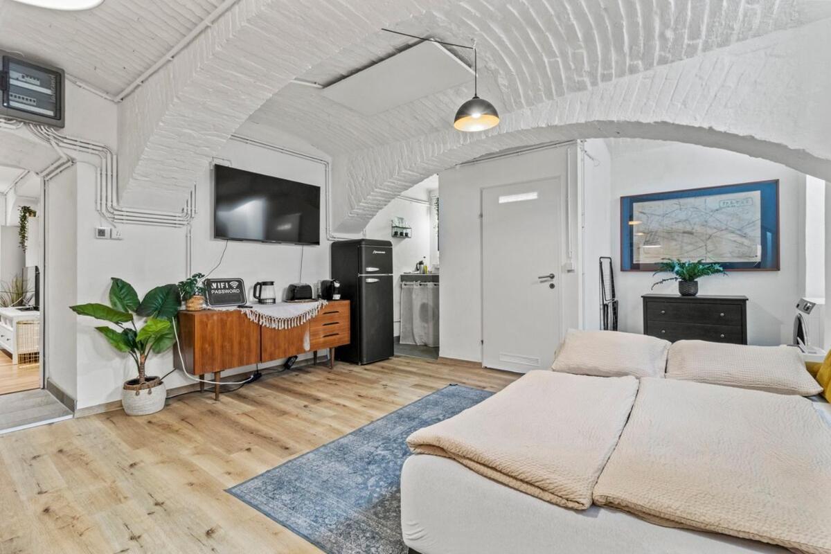 6 Minutes To S-bahn I Souterrain Loft I Wifi Wien
